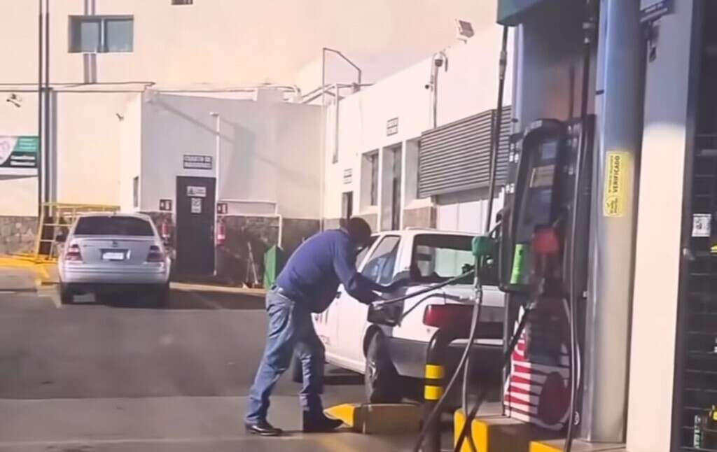 Algunos lo hacen, pocos saben si funciona: por qué hay personas que sacuden el carro cuando cargan gasolina 