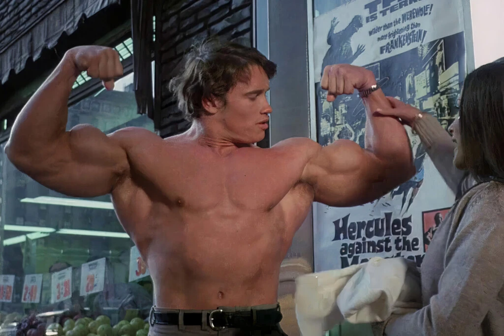 La primera película de Arnold Schwarzenegger: a los 22 años su debut fue tan malo que tuvieron que doblarlo en toda la película 