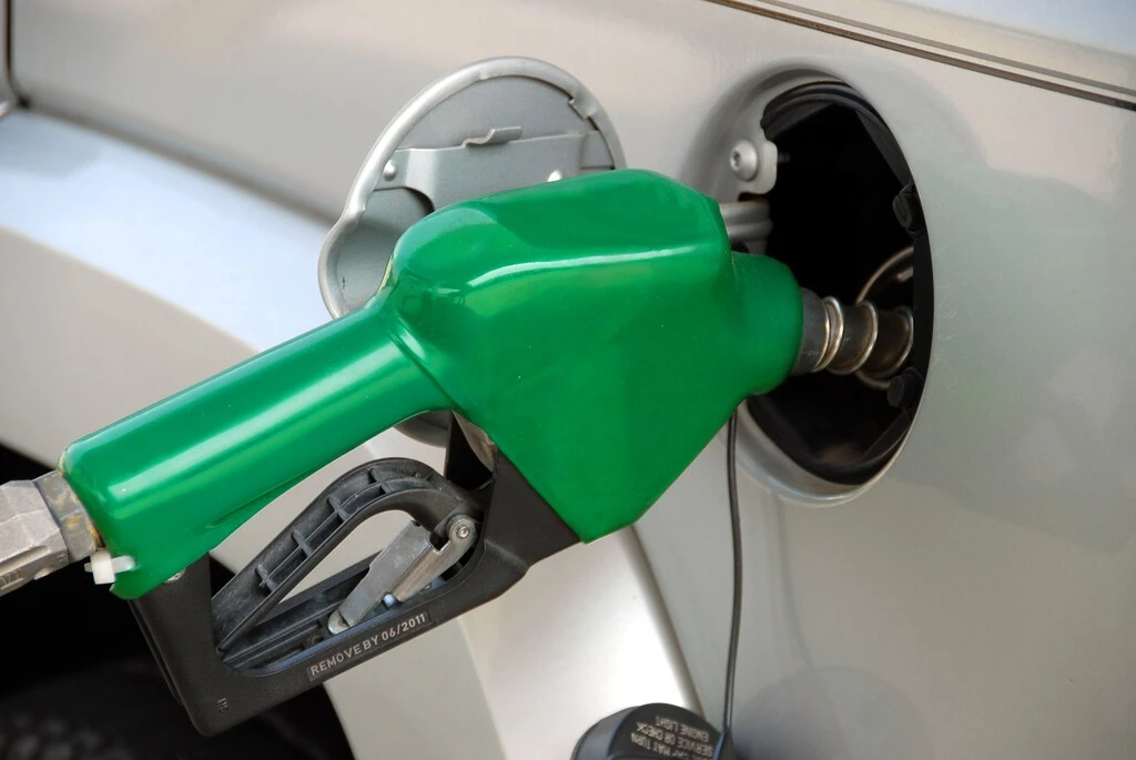 Por litro o por monto: cuál es la mejor manera de cargar gasolina