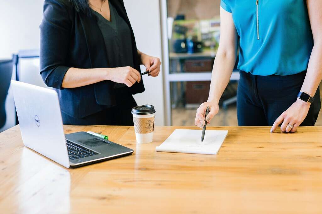 La despiden sin darle motivos y sin que se lo diga su jefe. Lo graba, se hace viral y ahora el CEO de la empresa da su versión 