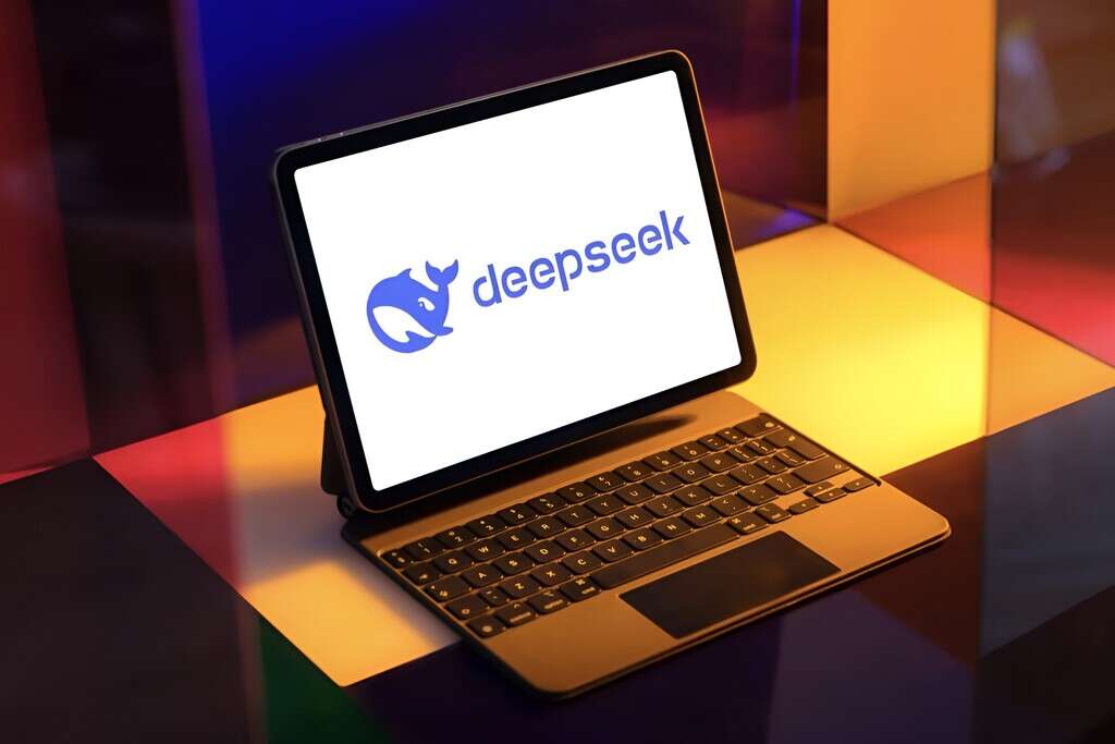 OpenAI ha utilizado con descaro millones de datos de Internet para entrenar a su IA. Ahora acusa a DeepSeek de robarles a ellos 