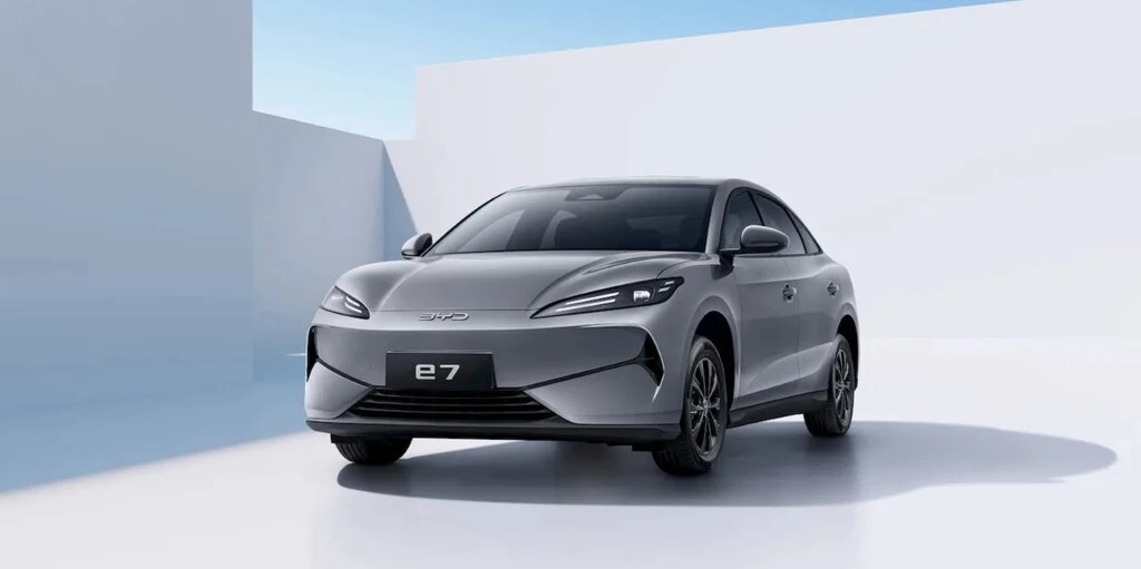 BYD presentó un auto eléctrico en China con un costo menor a 300,000 pesos para competir con Tesla Model 3, según reporte 