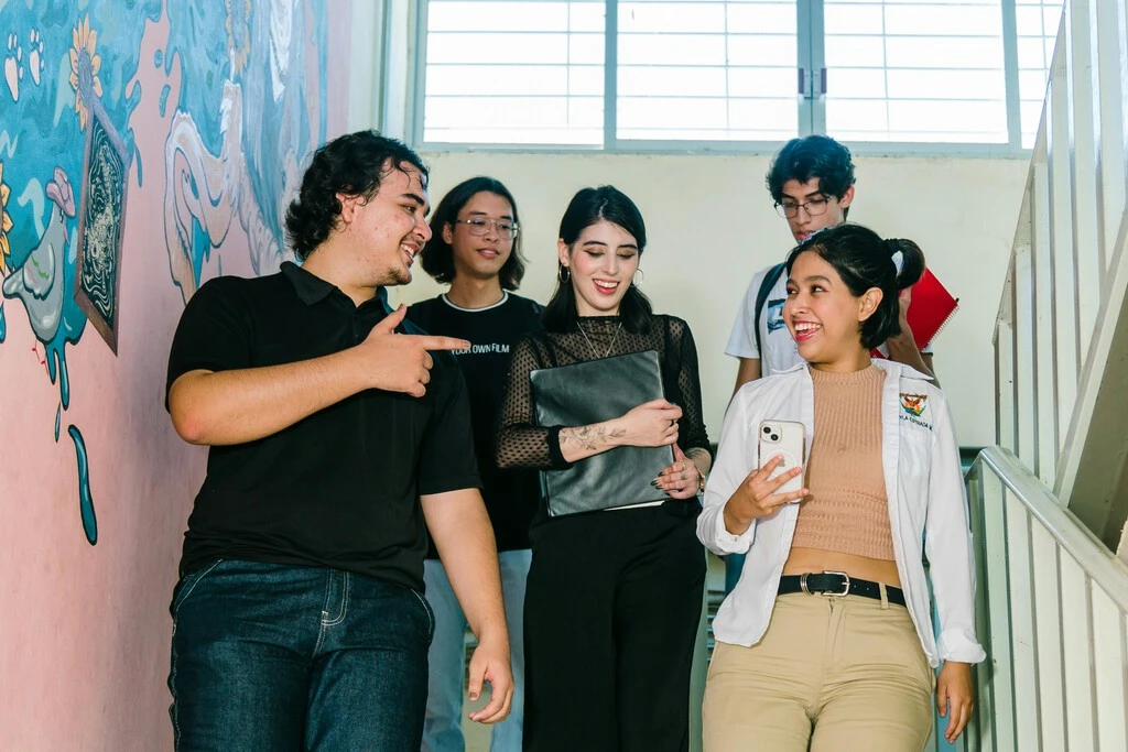 Los jóvenes en México están retrasando la vida adulta: trabajan más y se independizan menos 