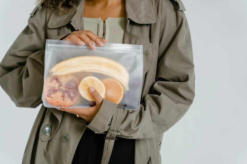 Demandan a Ziploc en EUA por sus bolsas para microondas y congelador: acusan que liberan microplásticos peligrosos 