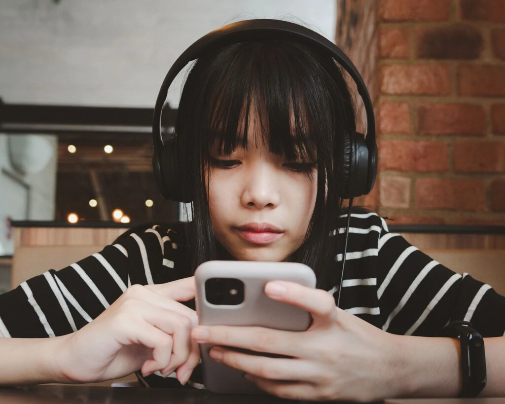 Corea del Sur da el golpe definitivo contra la adición a las pantallas: prohibirá celulares en las escuelas 