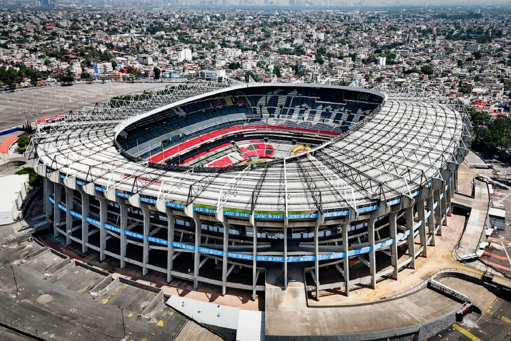 Mientras México se alista para el mundial, los vecinos del Estadio Azteca están desesperados: no hay agua y temen un colapso 