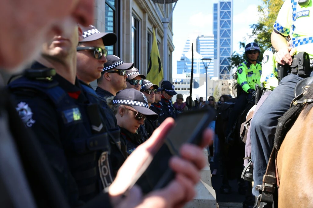 Todo un equipo de policías debe renunciar al teletrabajo porque algunos compañeros usaban un truco para fingir que estaban trabajando 
