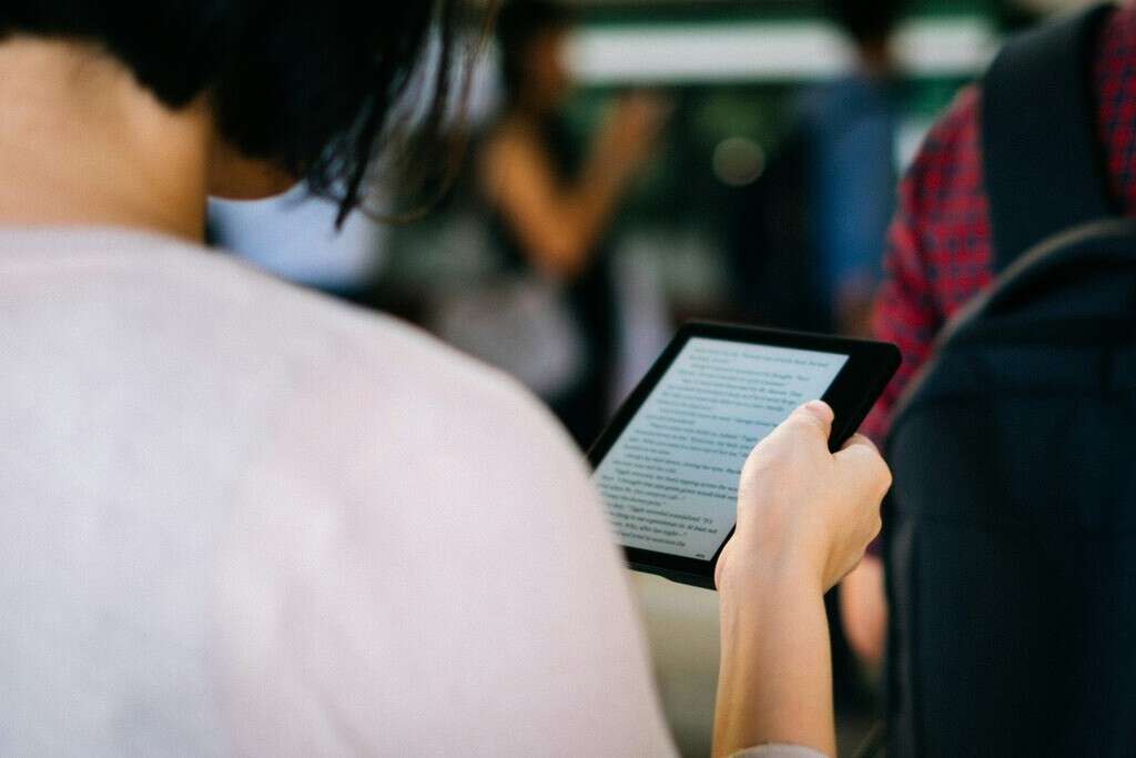 Perdió su Kindle en un vuelo y la persona que lo halló se quedó fascinada por los libros 