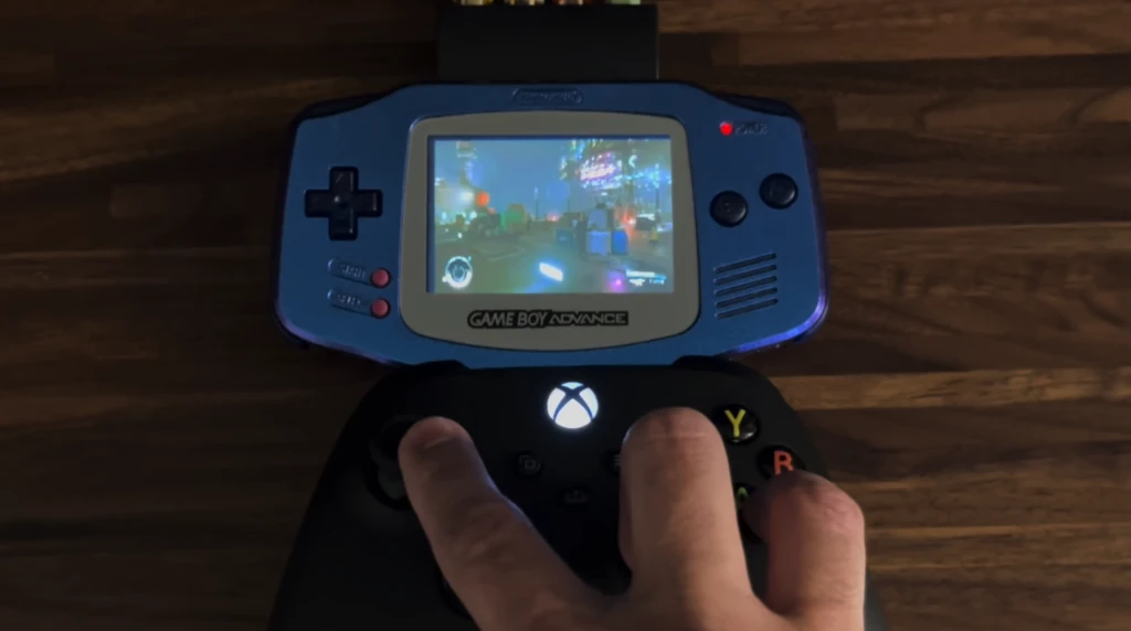 Si creías que Cyberpunk 2077 ya no puede sorprenderte, es porque no lo has visto en directo de un GameBoy Advance