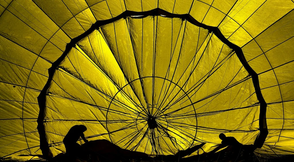 Que muchos CEOs tengan indemnizaciones millonarias pese a ser despedidos tiene un nombre: golden parachute o paracaídas dorado 
