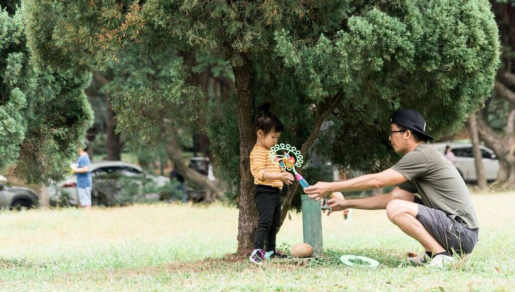 El plan de Japón para frenar su crisis de natalidad tiene un problema: los hombres se sienten incómodos con la baja por paternidad 