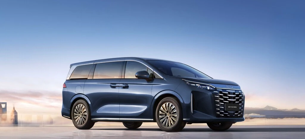 BYD M9 es la nueva minivan híbrida en México: 945 km de autonomía, espacio para siete pasajeros y hasta refri 