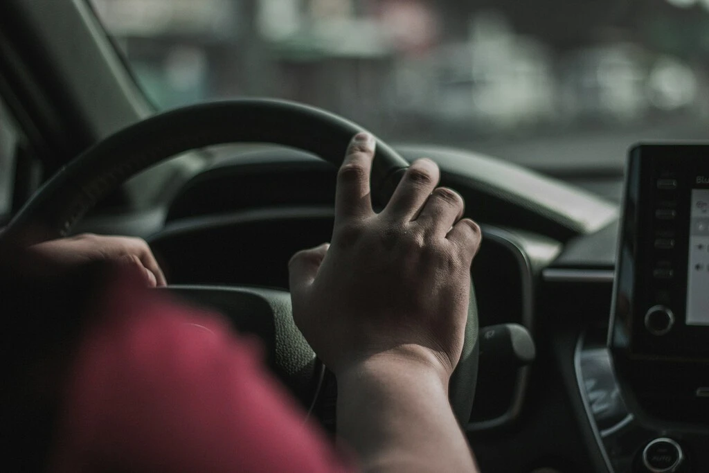 El teletrabajo se sube al coche: Mercedes permitirá usar la cámara en videollamadas de Teams mientras conduces 