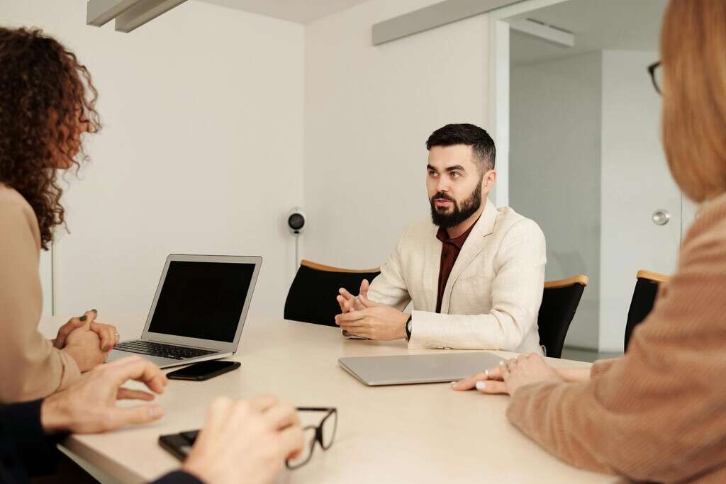 Si tu silla cojea en una entrevista de trabajo no es algo casual: están evaluando algo más que tu currículum