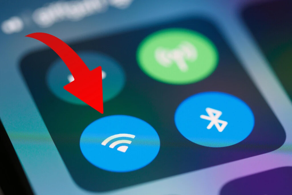 Las flechas pequeñas en tu celular: que significa realmente este símbolo y por qué aparece 