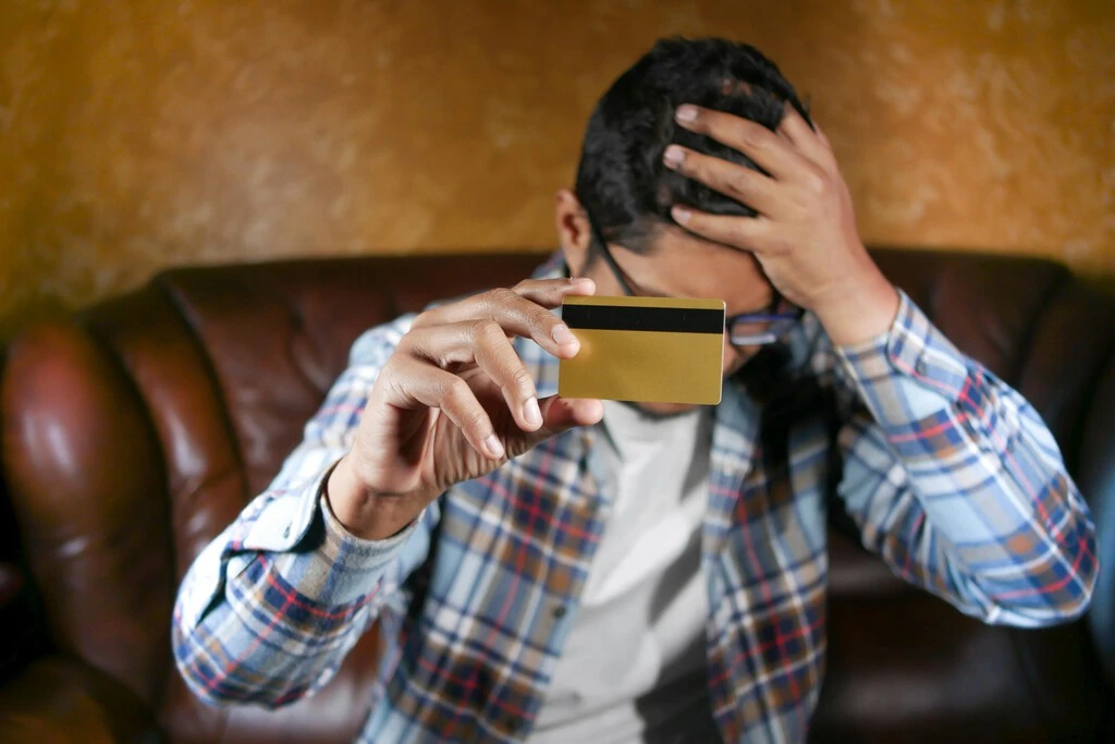 Los mexicanos dejaron de pagar más tarjetas que nunca, aunque los bancos creen que ya pasó lo peor 