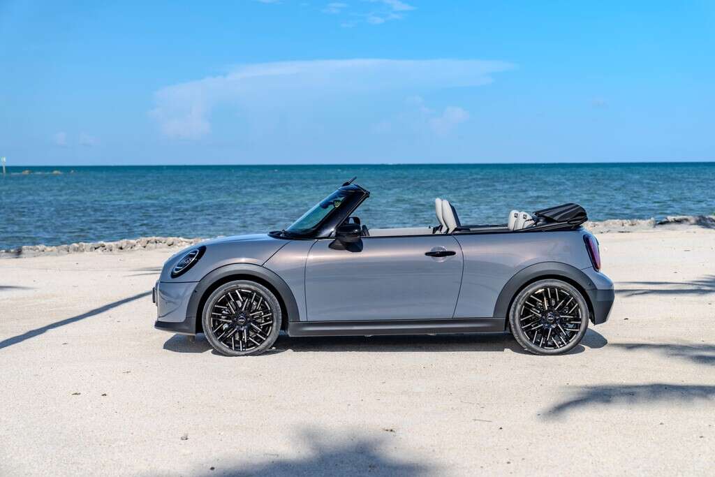 El MINI Cooper Convertible volverá a producirse en la legendaria planta de Oxford: llegará a Latinoamérica en 2025 