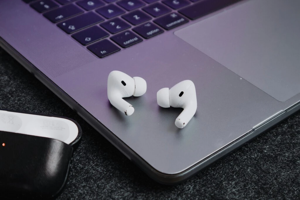 Los AirPods 4 y AirPods Pro 2 no volverán a ser iguales: con iOS 26 Apple te deja controlar la cámara de tu iPhone con los audífonos