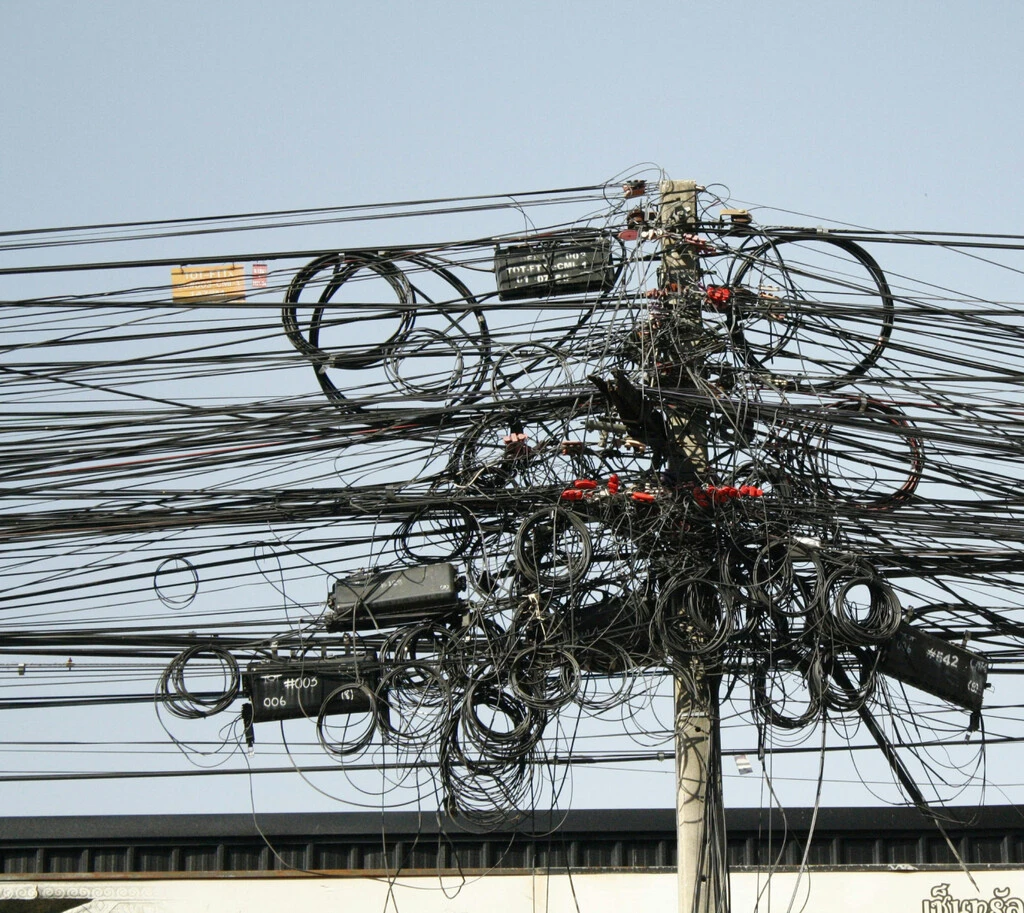 México obligará a las compañías de internet a enterrar sus cables o retirar los que ya no usan: así lo establece la nueva ley 