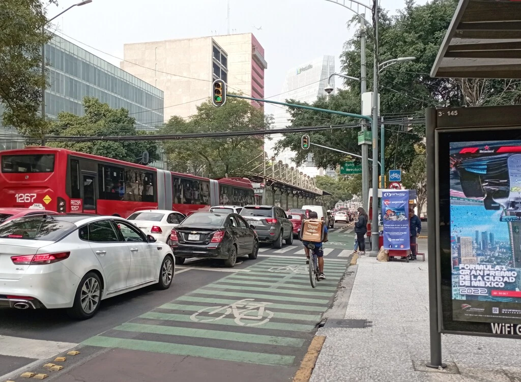 El tráfico en CDMX cuesta muy caro: 47 mil millones de pesos al año, casi 3 veces lo que se invirtió en transporte público en 6 años 