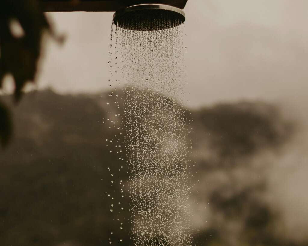 La ciencia desmiente a los gurús de la productividad: ducharse con agua fría tras un madrugón no ayuda a ser más eficientes  