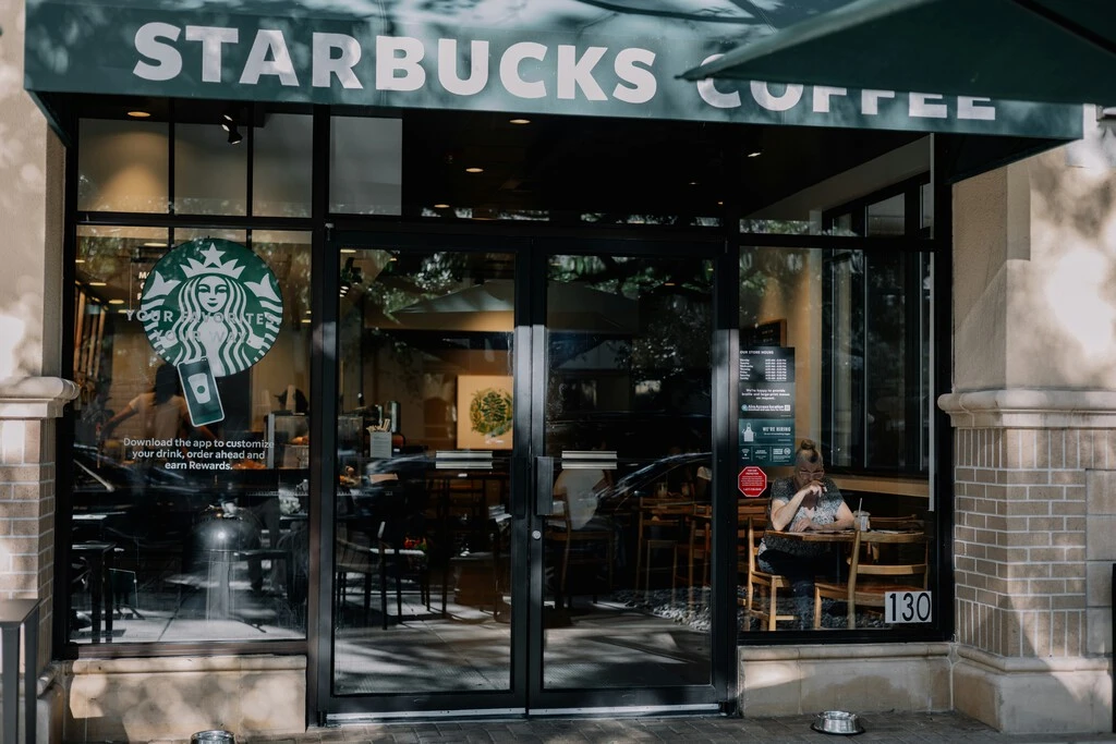 El CEO de Starbucks obliga a ir cuatro días por semana a la oficina. Pero no aclara qué hará él, que cuando va lo hace en jet 