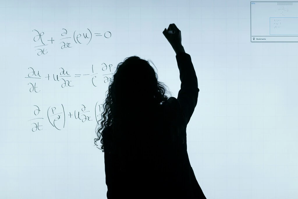 Madrid tiene un déficit de profesores de matemáticas. La solución de Ayuso: que enseñen estudiantes y jubilados 