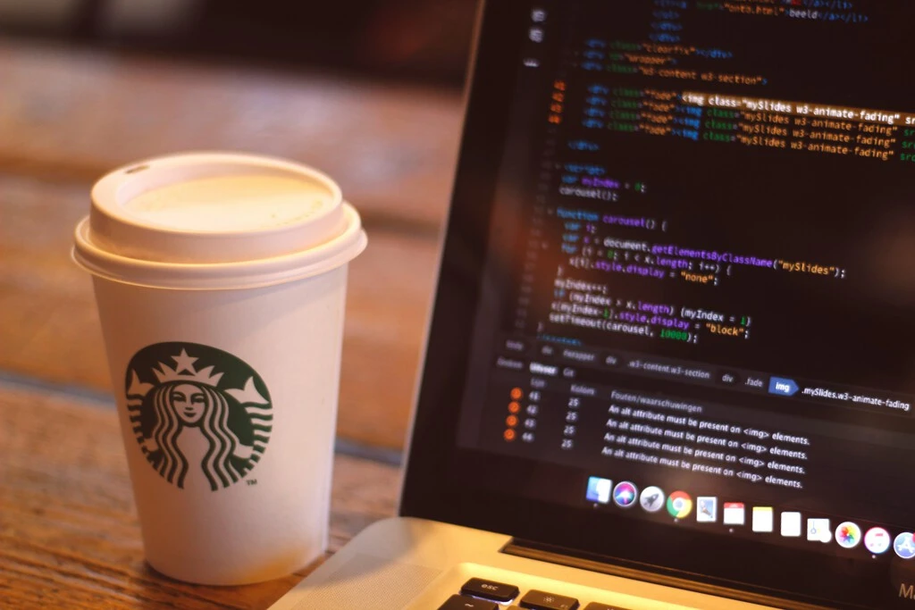 Una empresa pidió a un aspirante que llevara café de Starbucks a la entrevista. Lo rechazó de forma brutal