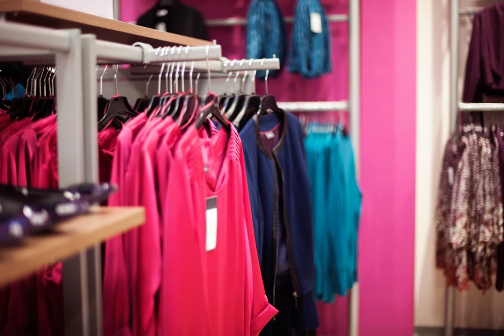 Cada vez menos mexicanos visitan tiendas físicas, pero quienes lo hacen gastan más que antes