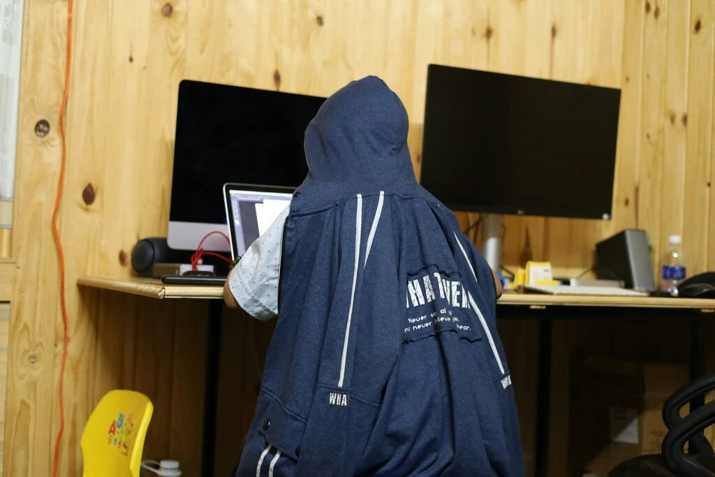Los hackers norcoreanos, la nueva excusa para restringir el teletrabajo: Coinbase toma medidas radicales para cazar sus deepfakes 