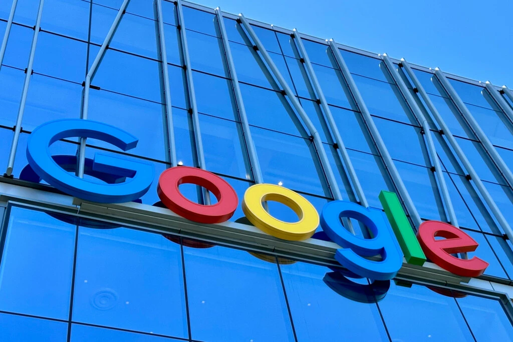 Google no solo quiere que su IA te ayude a buscar: también que sea tu asistente personal, pueda vestirte y hasta crear películas 