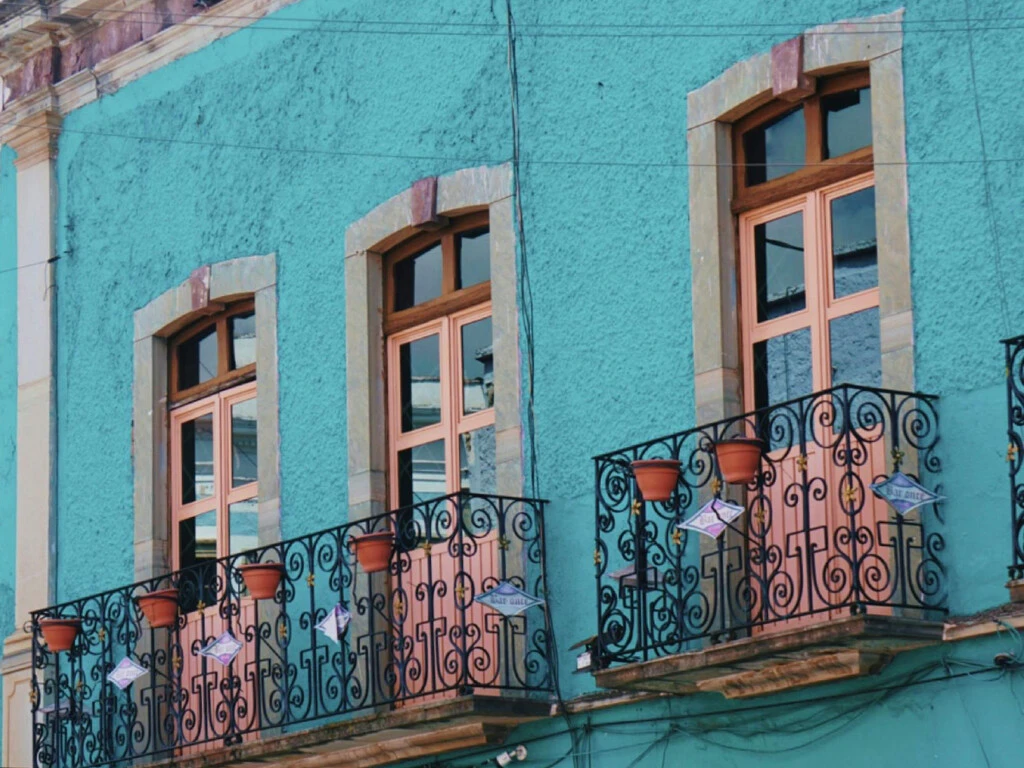 La psicología explica el mito de las casas color menta en México: no es solo estética, la iluminación influye en la sensación de espacio 