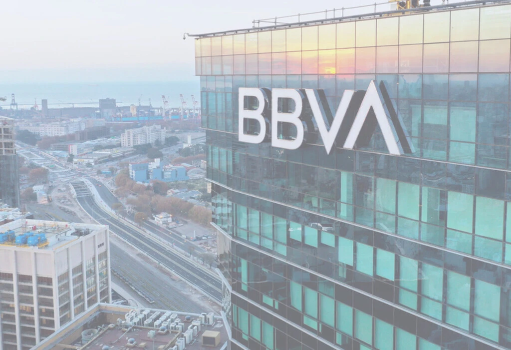 BBVA no verificó la identidad de una clienta y le dio todo su dinero a un desconocido. Le cayó una multa de 70.000 euros