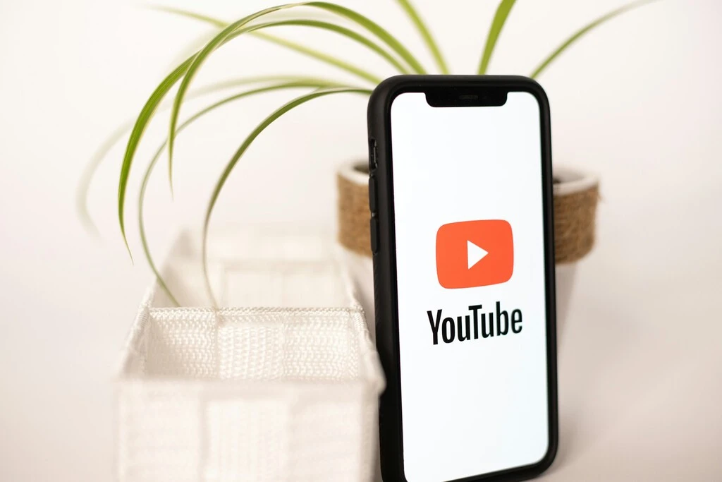 YouTube sigue poniendo trabas a los usuarios con bloqueadores de anuncios: ahora ralentizará la reproducción de vídeo