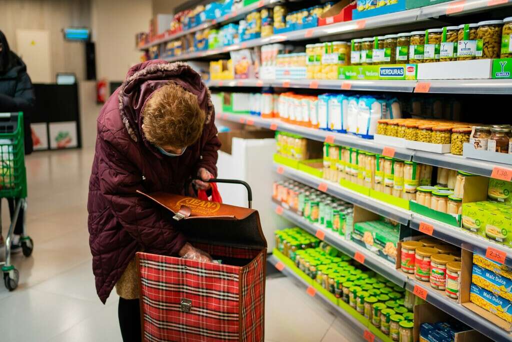 Si vives en Andalucía tienes 220 euros de ayuda para hacer la compra. Su plazo para solicitarla acaba el 31 de diciembre 