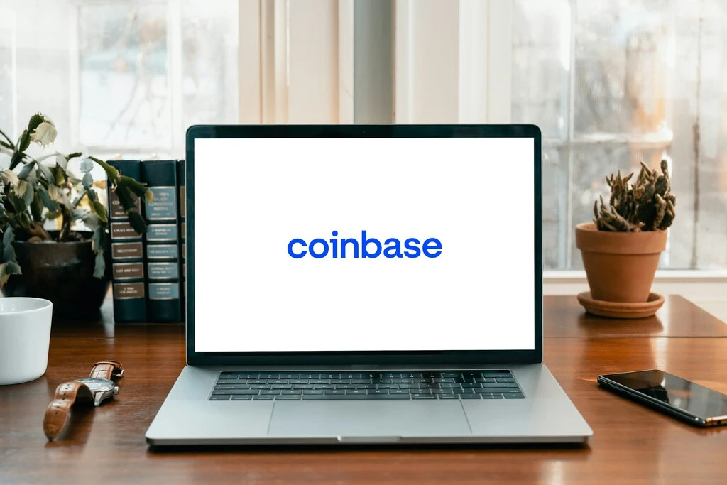 Coinbase confirma que ha sufrido un ciberataque donde han robado los datos de sus clientes: ya le han chantajeado para no filtrarlos 