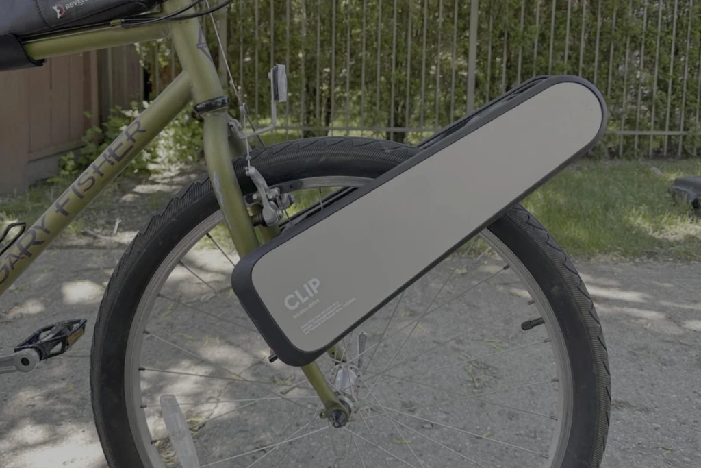 Este accesorio puede convertir casi cualquier bicicleta en una bicicleta eléctrica con un simple movimiento, así funciona 