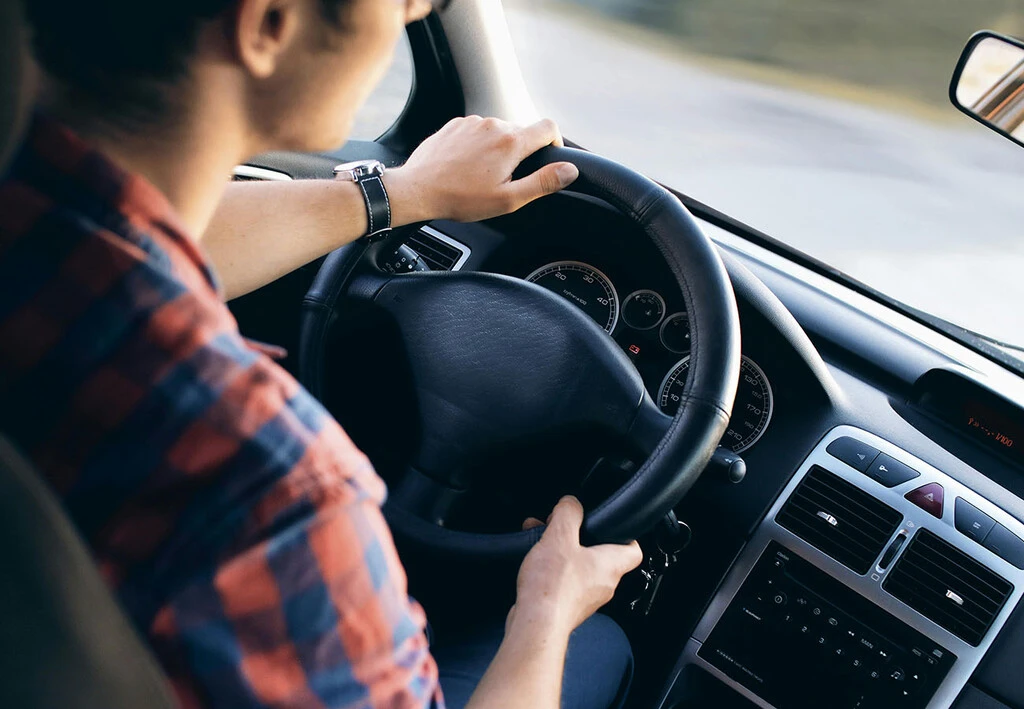 Cuáles son los documentos que nunca deben de faltar en el carro 