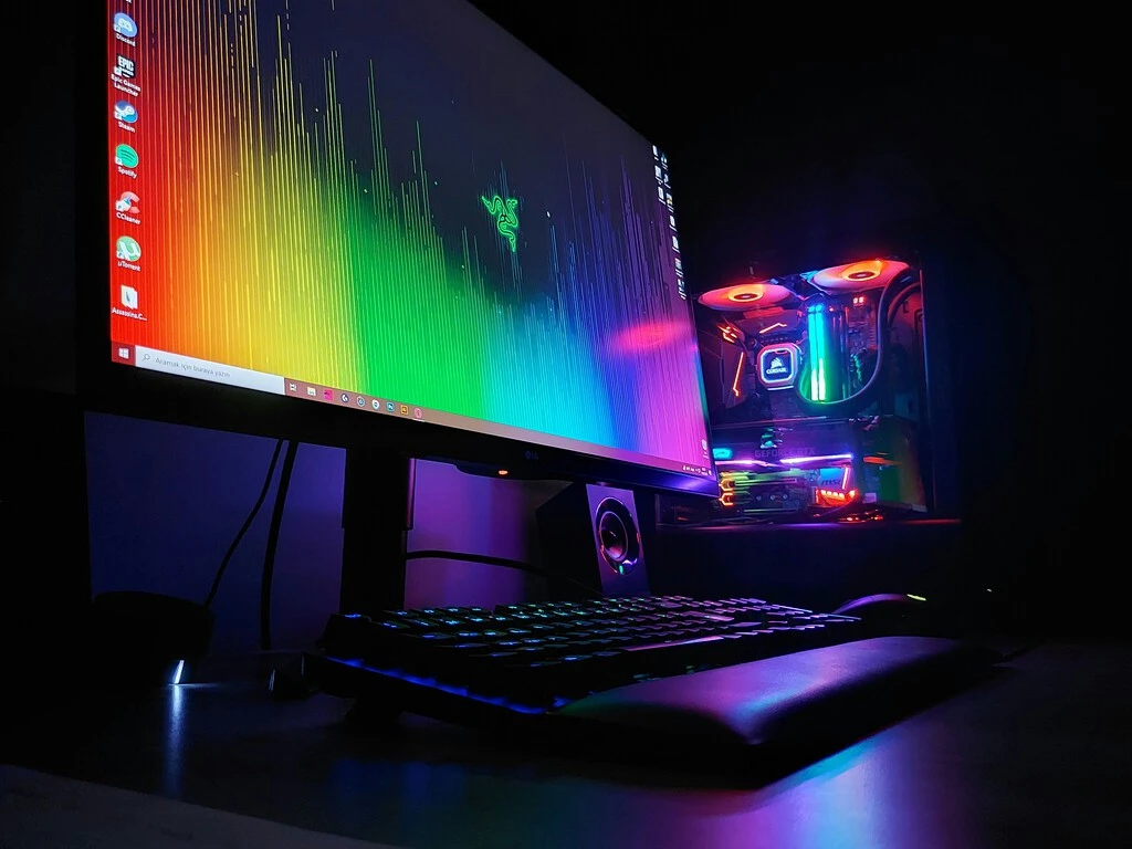 Este desarrollador enciende su PC a golpes con la mesa: así se lo ha montado para no depender del botón para encenderlo 