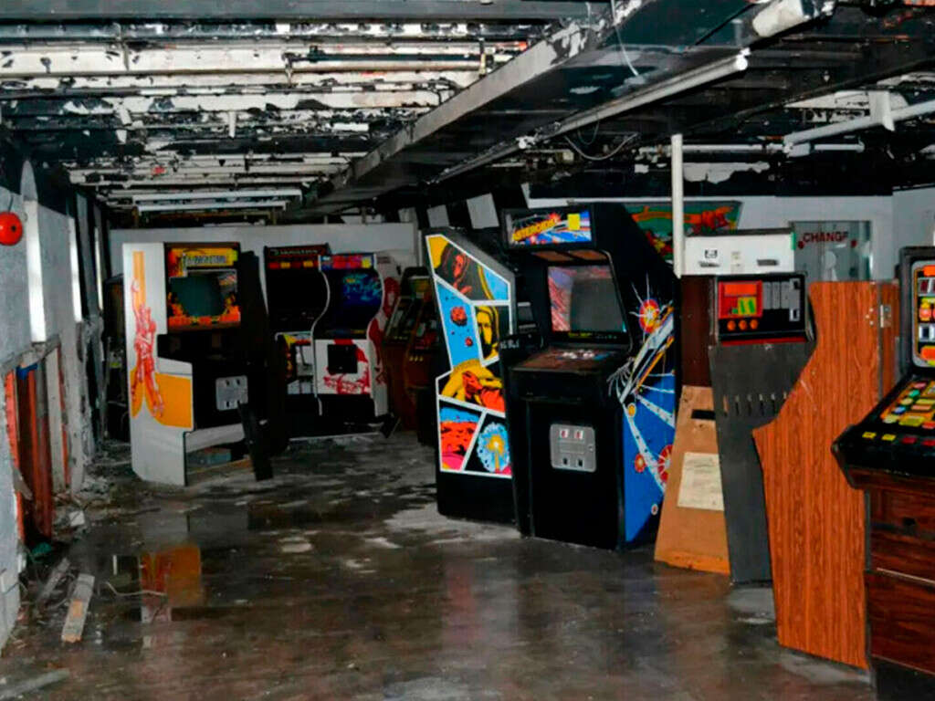 Este barco abandonado guardó durante 30 años un tesoro de valor incalculable: 50 arcades que no le interesan a nadie, solo a los jugadores 