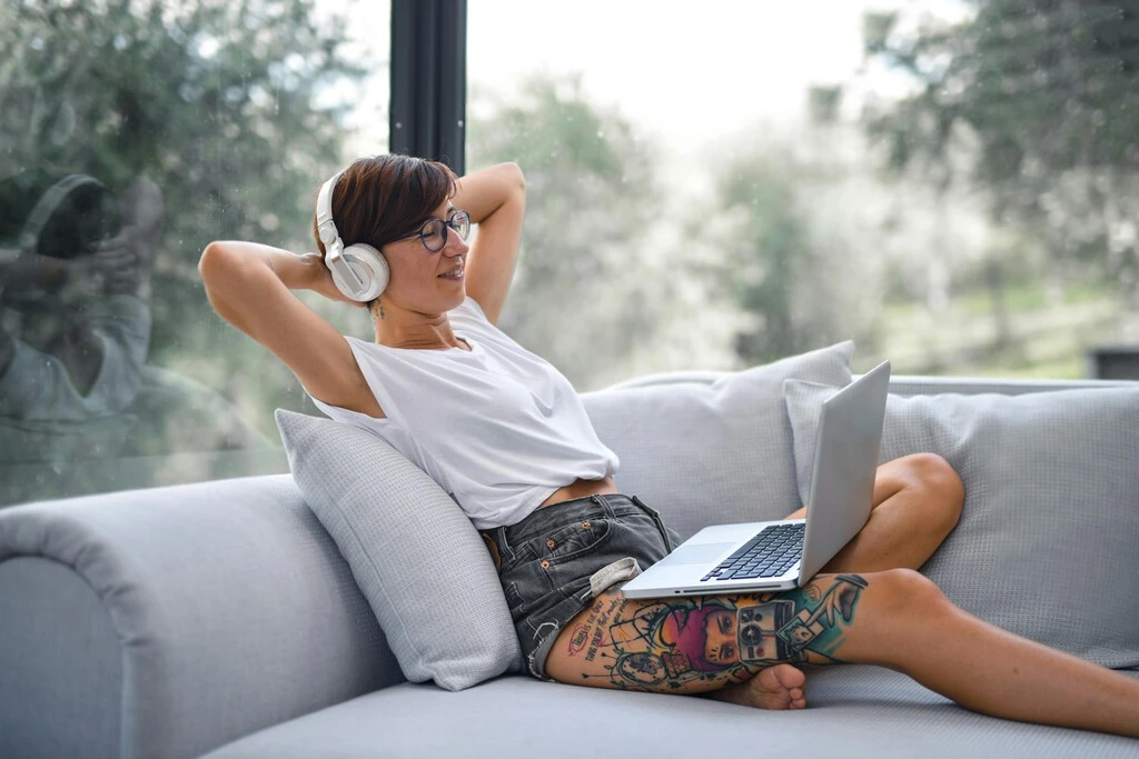 Empleados de la Gen Z no querían regresar a la oficina porque ya no podrían ver sus series favoritas mientras trabajan 