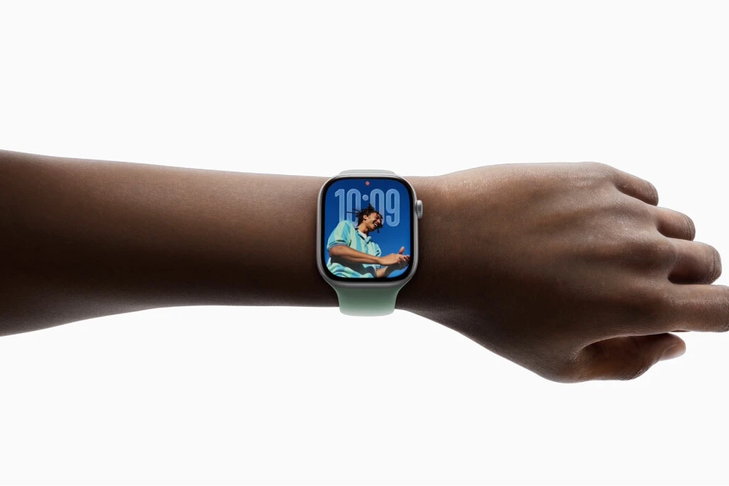 WatchOS 26: nuevo diseño, gestos para controlar notificaciones, y hasta IA para hacer ejercicio en el sistema para los relojes de Apple 