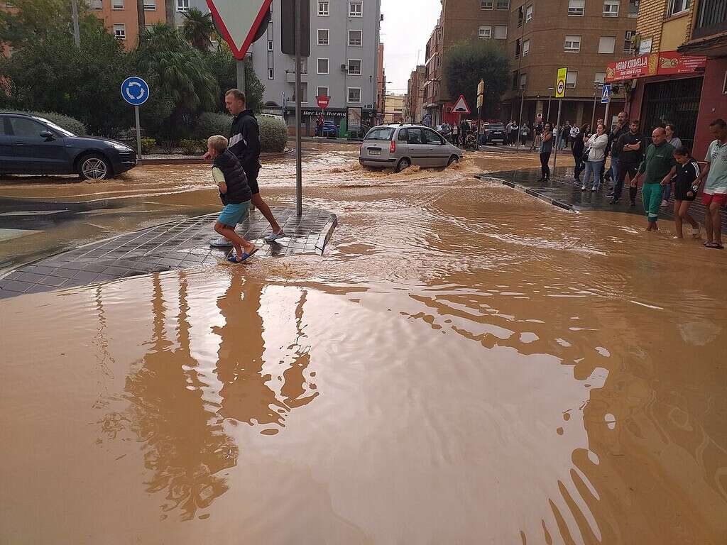 Trabajo lanza un “escudo laboral” para evitar despidos tras la DANA y el Gobierno de España anuncia medidas para viviendas y coches 