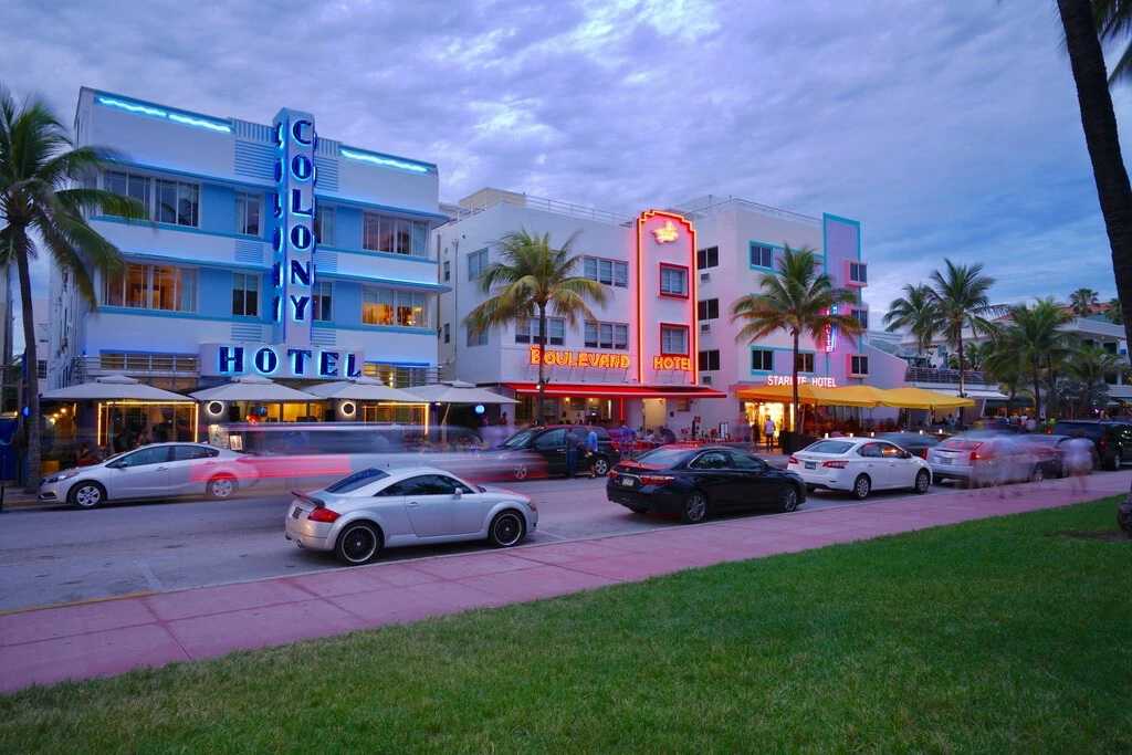 Un sevillano hizo una reserva por Booking para viajar a Miami. El hotel se la cancela y acto seguido triplica los precios  