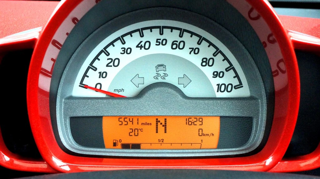 Qué pasa si manejo mi carro con la reserva de gasolina 
