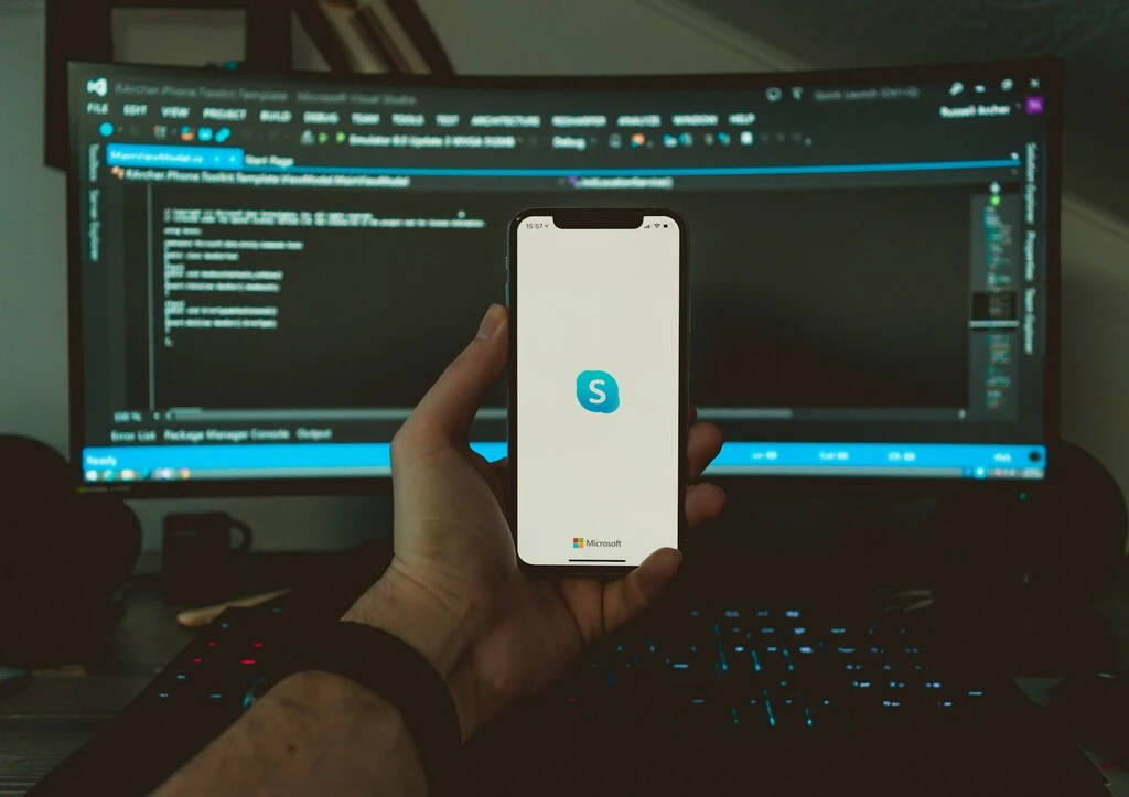 Microsoft tuvo la mejor app de videollamadas hasta que nos hicieron falta de verdad. Hoy se despide Skype, y muchos usuarios quedan huérfanos 