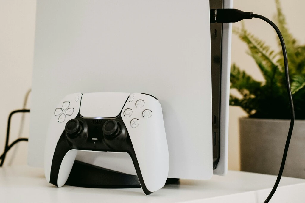 Buenas noticias para los jugadores de PS5 en México: el DualSense se conectará a más dispositivos y tu consola podrá gastar menos energía 