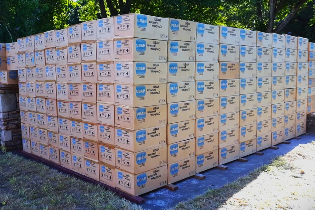 Guardó más de 2,200 computadoras en un granero durante 23 años y las terminó vendiendo en eBay por menos de 2,000 pesos