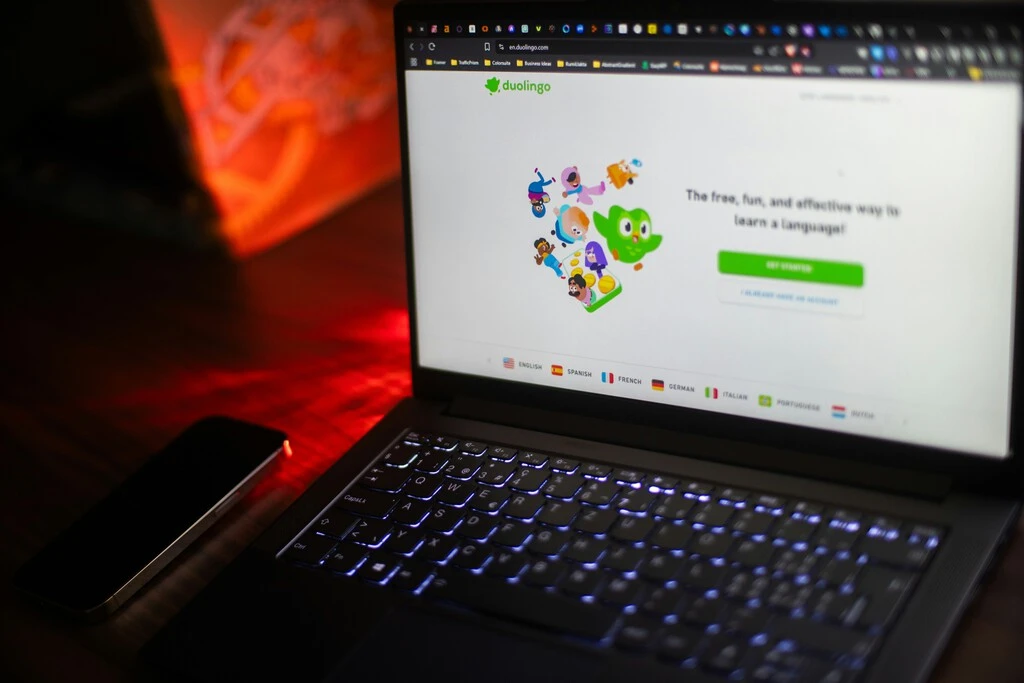 El CEO de Duolingo ve más viable educar con IA, pero cree que los profesores y colegios seguirán porque se necesita cuidar a los niños 
