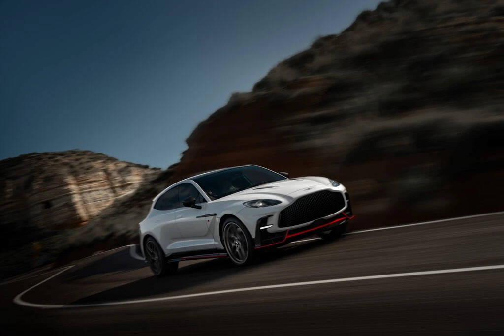 Aston Martin DBX S: una bestia de 717 HP con alma de superdeportivo y cuerpo de SUV 